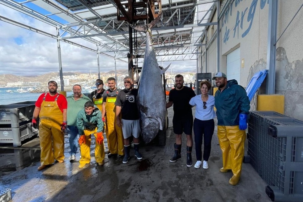 Onalia Bueno y Víctor Gutiérrez con pescadores de Nuevo Olimar y el atún