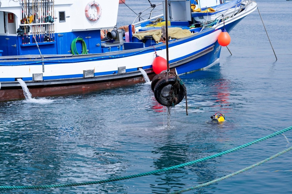 Buzos retirando con Grúas parte de los restos extraídos del Muelle de Arguineguín. Maspalomas Ahora
