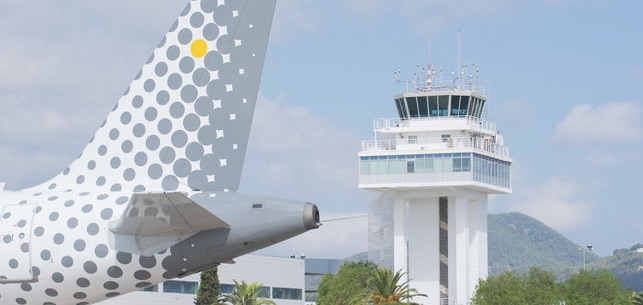 Avi&oacute;n de Vueling en el Aeropuerto de Ibiza | AENA