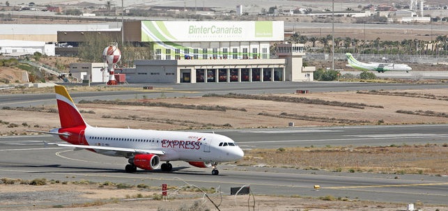Avión de Iberia Express en el aeropuerto de Gran Canaria | Alejandro Ramos