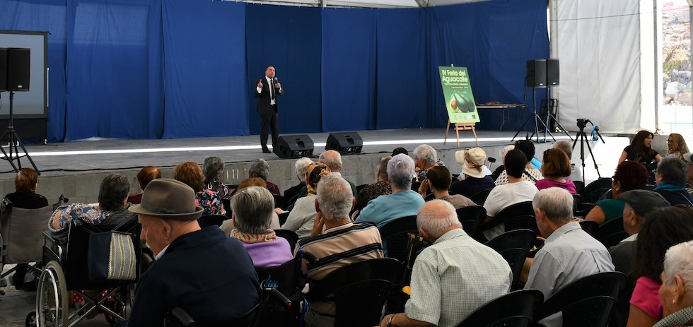 El Maestro Florido durante su actua ción en la Fiesta del Agricultor.