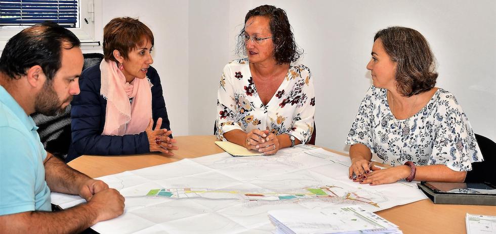 Onalia Bueno, Pino González, Artemi Artiles en la reunión con GESPLAN sobre el PMM de Playa de Mogán.