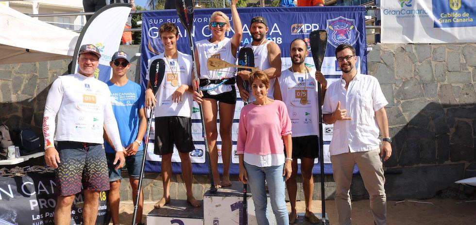 Vencedores de Europa de Paddle Surf de Larga Distancia junto a la acaldesa de Mogán, Onalia Bueno, Björn Dunkerbeck, y Nicolás Villalobos | MASPALOMAS AHORA