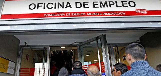 Desempleados hacen cola en una oficina de empleo (Foto: EFE)