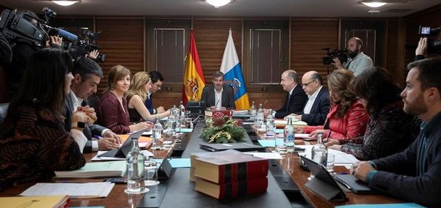 El presidente de Canarias, Fernando Clavijo (c), asiste a la reuni&oacute;n semanal del Consejo de Gobierno EFE/Quique Curbelo.