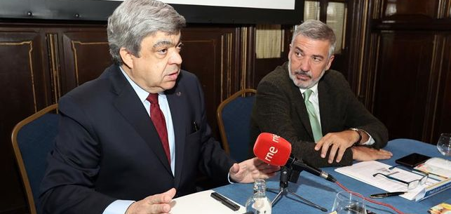 El presidente del Comit&eacute; Cient&iacute;fico de la Sociedad Espa&ntilde;ola de Nutrici&oacute;n Comunitaria (SENC), Javier Aranceta (i), y el presidente de la Academia Espa&ntilde;ola de Nutrici&oacute;n, el catedr&aacute;tico Lluis Serra Majem (d) E