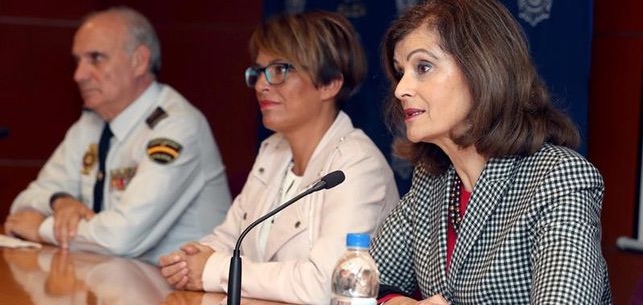 La secretaria de Estado de Seguridad, Ana Botella (d), explica los pormenores de la operaci&oacute;n policial que ha incautado casi tres kilos de coca&iacute;na en Gran Canaria. EFE/Elvira Urquijo A.