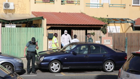 La Guardia Civil interviene en una vivienda de Vecindario donde se han localizado los cuerpos sin vida de dos personas. ALEJANDRO RAMOS