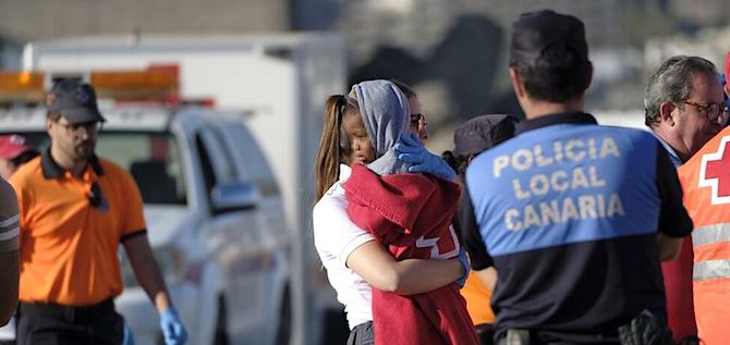 Salvamento Marítimo ha trasladado este miércoles al puerto de Arguineguín a los migrantes rescatados en dos pateras. EFE/ Ángel Medina G