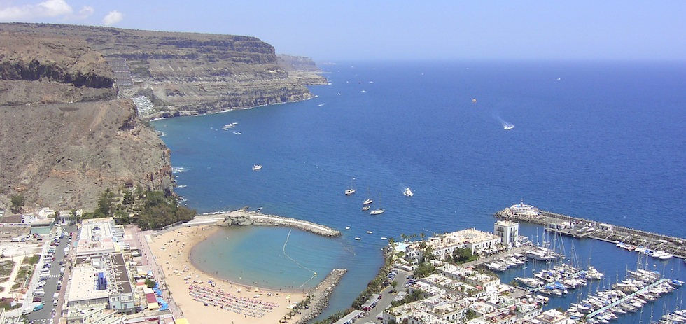 Playa y Puerto de Mog&aacute;n. ARCHIVO.