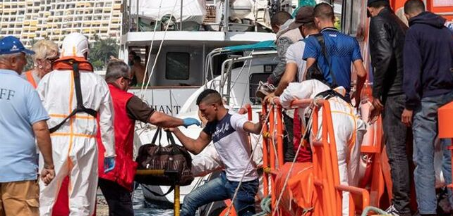 Llegada al muelle de Arguineguín, al suroeste de Gran Canaria, de 37 personas migrantes, entre ellos cinco bebés y dos mujeres embarazadas, que viajaban en dos pateras localizadas cerca de la Isla. EFE/Ángel Medina G.