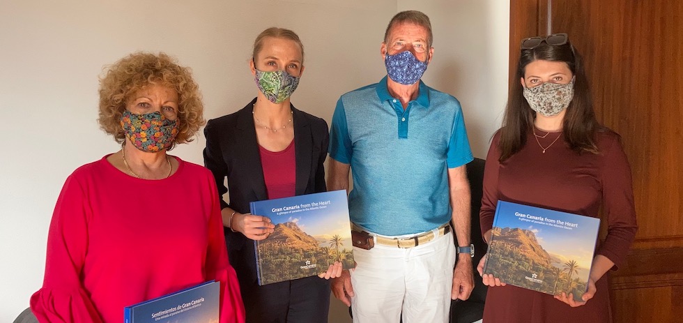 Las representantes de la Embajada de EEUU junto al vicepresidente de la FEHT. MASPALOMAS AHORA