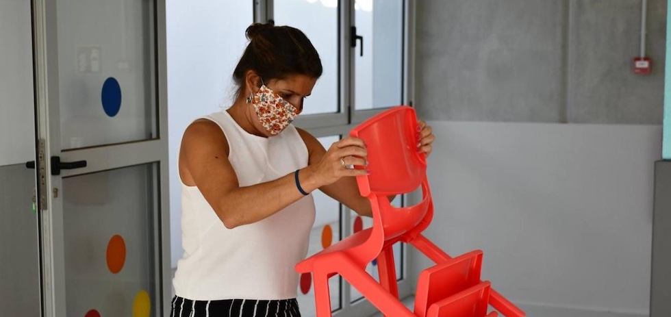 Imagen de archivo, la edil Tania Alonso durante la puesta a punto de los colegios.