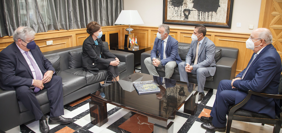 &Aacute;ngel V&iacute;ctor Torres recibe a la embajadora de Finlandia en Espa&ntilde;a | ACFI PRESS