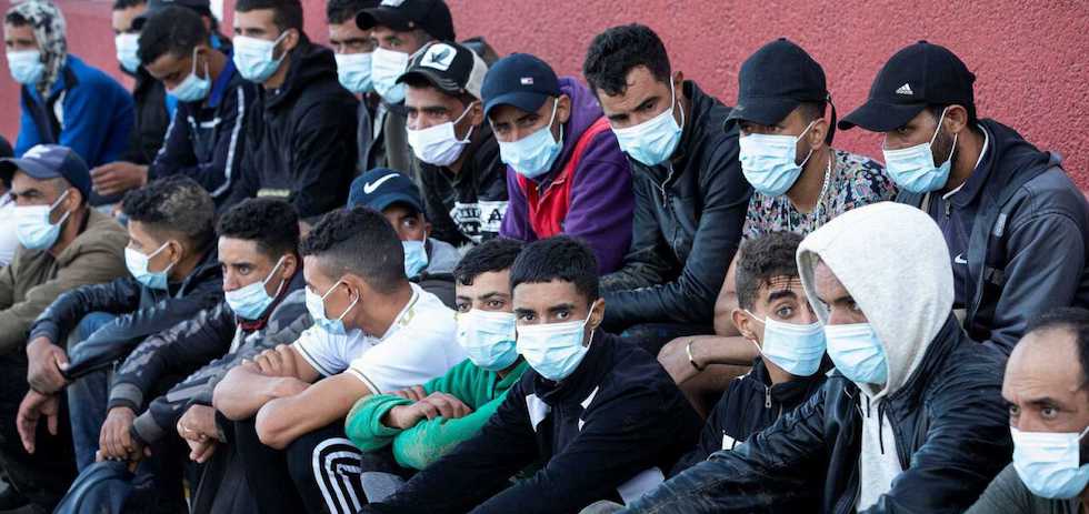 Un grupo de inmigrantes de origen magrebí en la Playa del Inglés, en el sur de Gran Canaria. EFE/Quique Curbelo