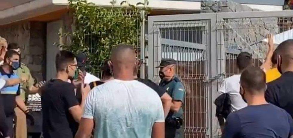 Un grupo de personas increpan a los migrantes.