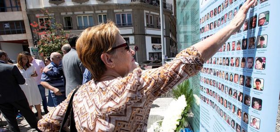Familiares y allegados depositan ofrendas florales en homenaje a las víctimas del accidente aéreo del vuelo JK5022 de Spanair. EFE