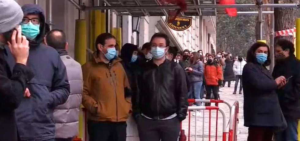 ientos de ciudadanos guardan cola ante los laboratorios en Madrid para realizarse una prueba PCR | Jesús Bartolomé/Manuel Única (EFE)