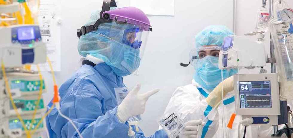Personal sanitario con los Equipos de Protección Individual.