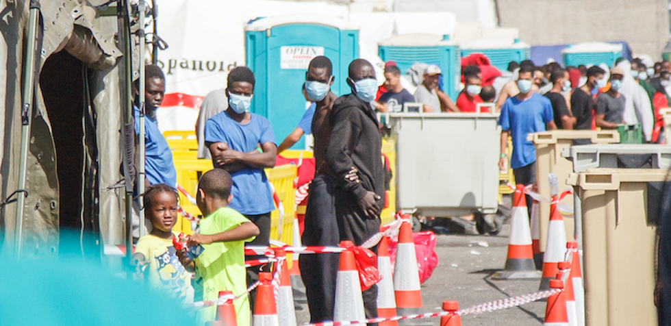 Migrantes cuando se encontraban en el muelle de Arguineguín. ACFI-PRESS