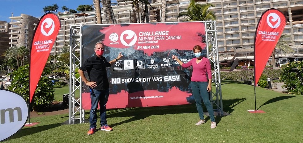 El directo de Challenge Canarias, Jordi G onzález, y la alcaldesa de Mogán, Onalia Bueno, en Anfi tras la presentación de la Anfi Challenge Mogán Gran Canaria 2021.