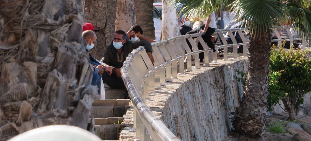 Un grupo de migrantes en la avenida de la playa de Arguineguín. TIEMPO DE CANARIAS