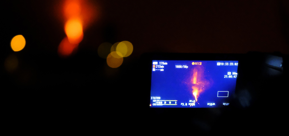 Turistas fotografiando el volcán de Cumbre Vieja. ACFI PRESS