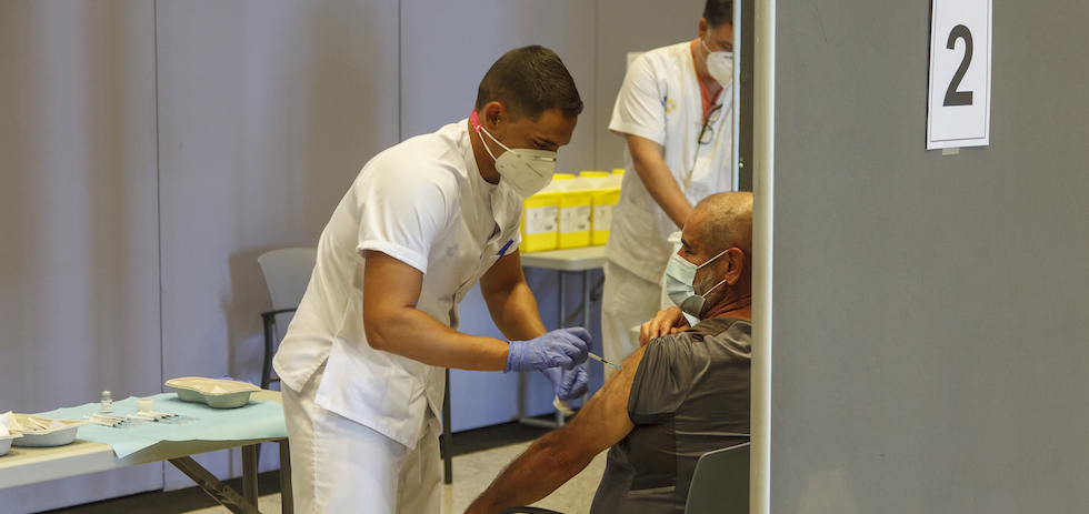 Comienza la dosis de refuerzo para personas de 60 a 69 a&ntilde;os. ACFI PRESS