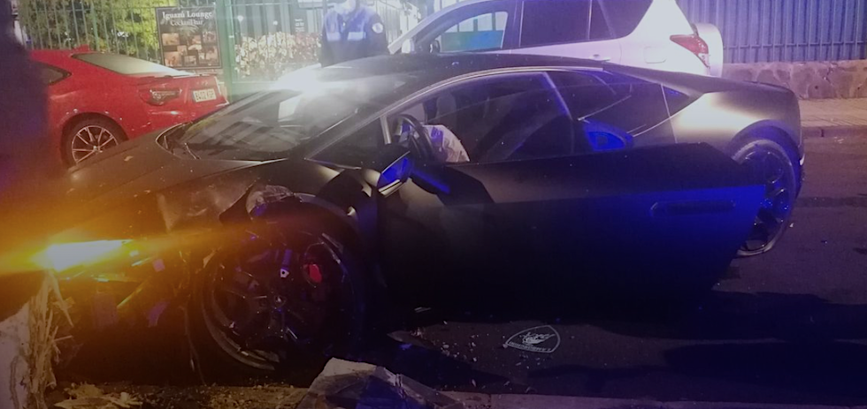 El coche sufrió daños en la parte delantera y en el lateral izquierdo.