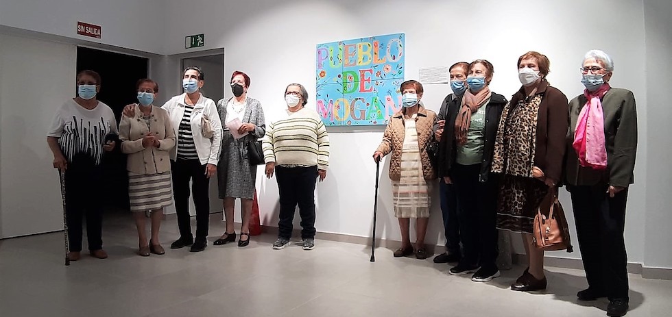 SPAP de Mogán junto a la obra que abre la exposición.