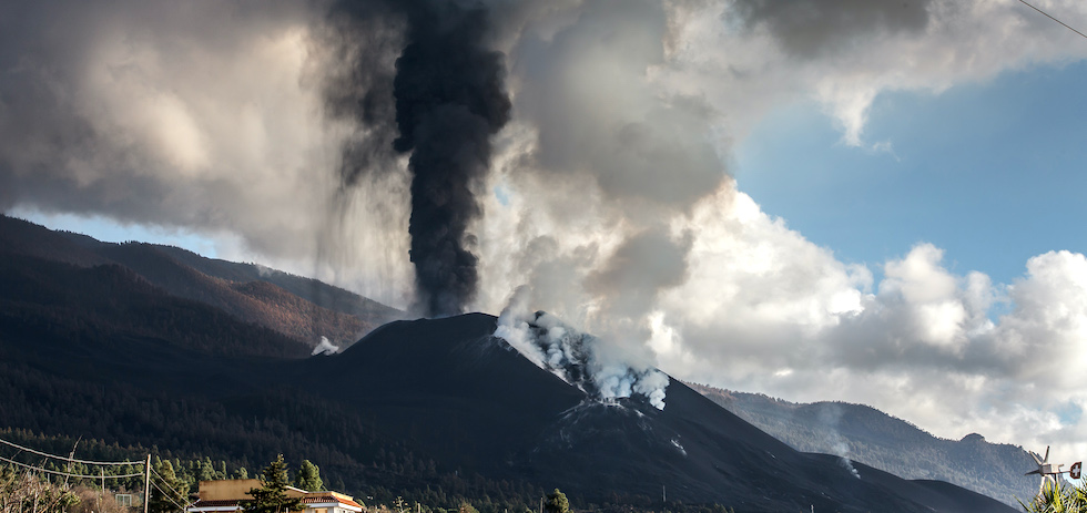 Gases emitidos por el volcán. ACFI PRESS