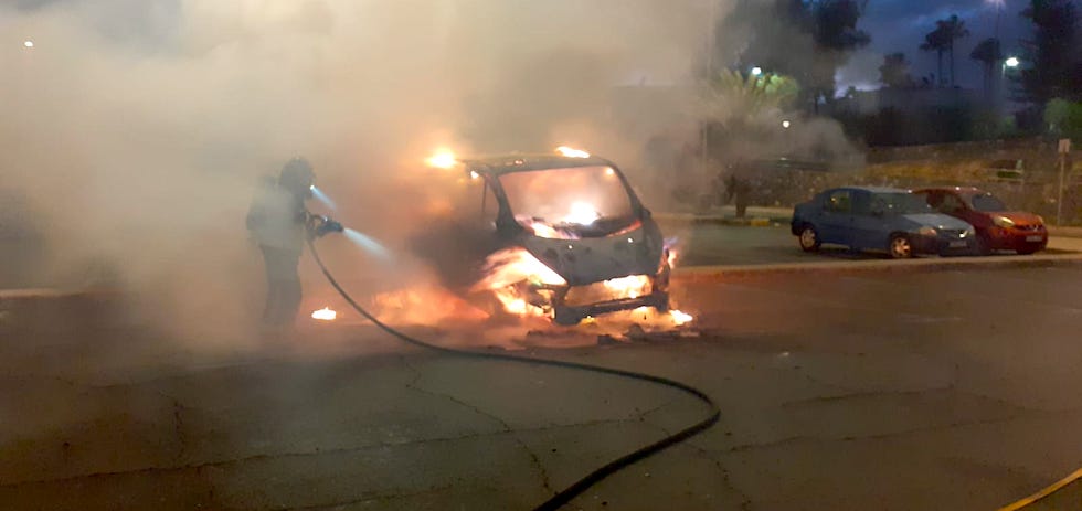 Los bomberos durante la intervención.