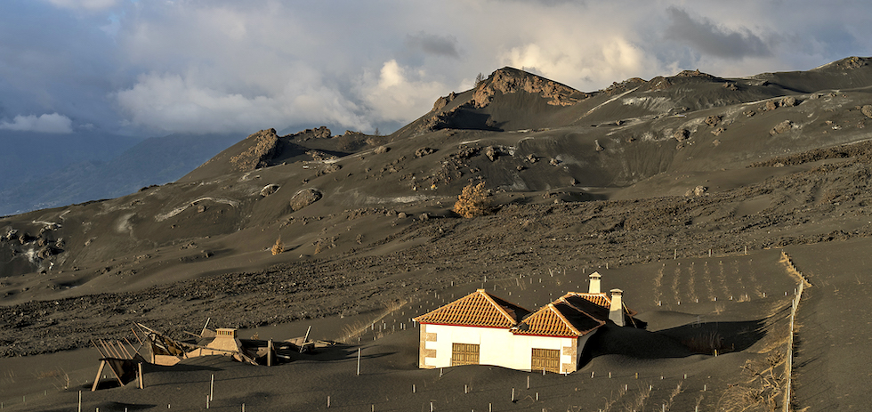 Viviendas sepultadas por cenizas . ACFI PRESS