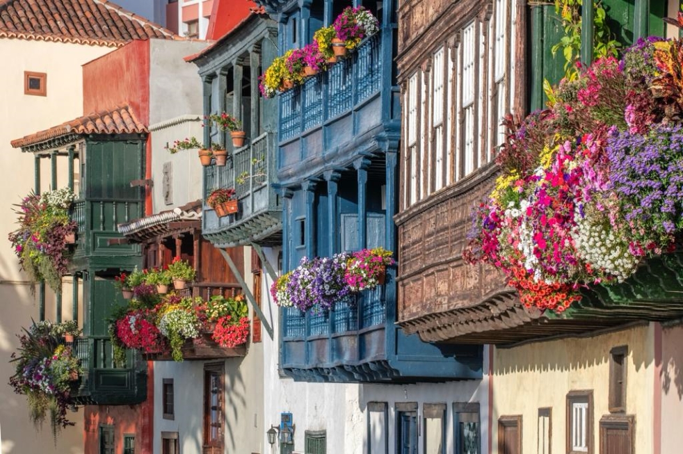 Balcones de flores de la avenida Marítima de Santa Cruz de La Palma