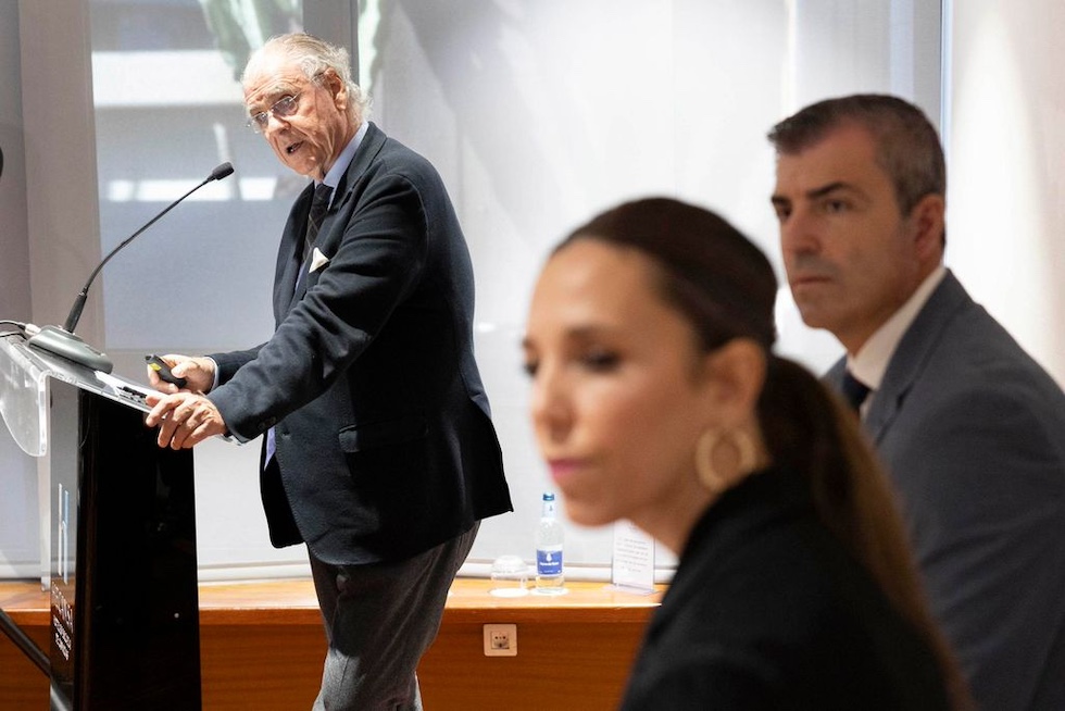 El vicepresidente y consejero de Economía de Canarias, Manuel Domínguez (d); la consejera de Turismo y Empleo, Jéssica de León (2d); y el vicepresidente de la patronal Exceltur, José luis Zoreda (i)
