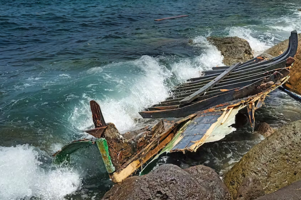 Barco inmigrante naufragado en el sur de Gran Canaria. Shutterstock | Imagen de archivo