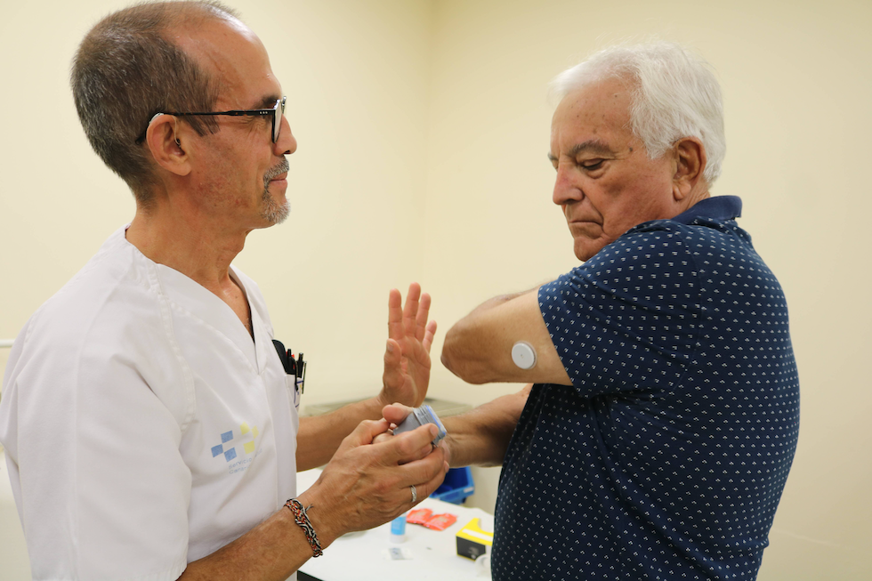 Persona con diabetes con el dispositivo.