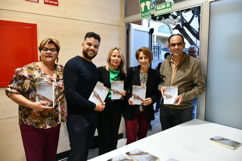 La alcaldesa Onalia Bueno junto a los concejales
