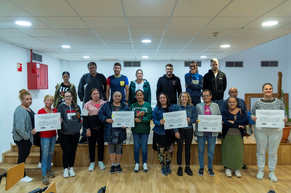 Tania Alonso y Willy García con los y las integrantes del Plan de Empleo