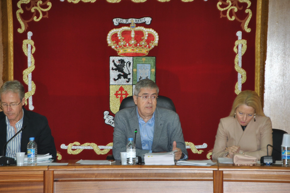 De izq a dcha, el secretario del ayuntamiento; el alcalde Marco Aurelio Pérez; y la interventora Tania Naya