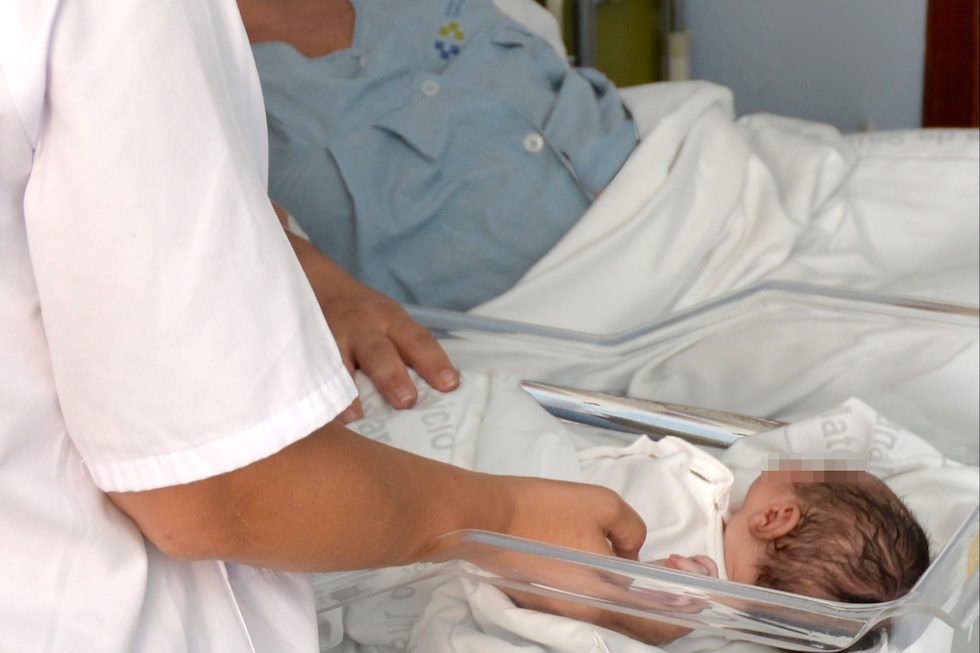Bebé en el hospital. Imagen de archivo