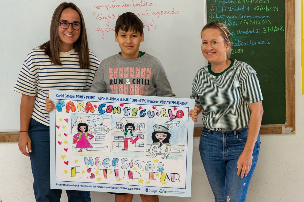 Emily Quintana con el alumno vencedor del concurso
