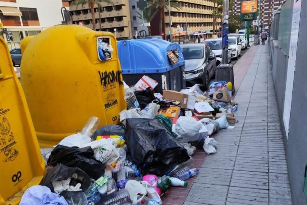 Basura acumulada en la Avenida de Italia