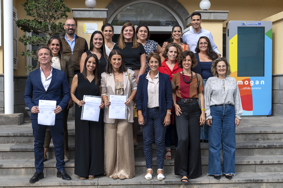 La alcaldesa junto a algunos trabajadores que han estabilizado