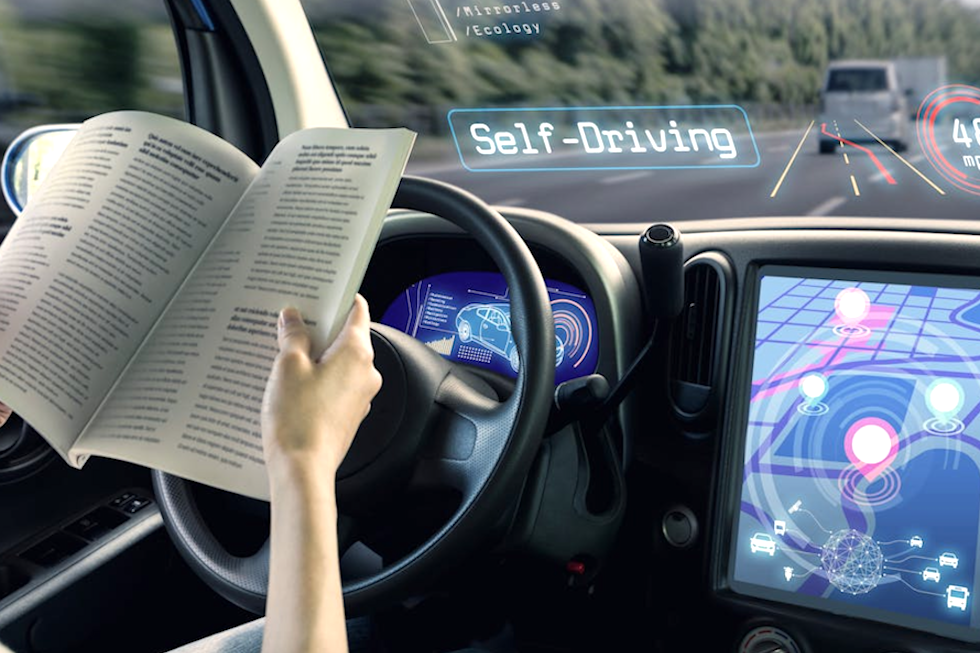 Imagen conceptual de coche autónomo. metamorworks/Shutterstock