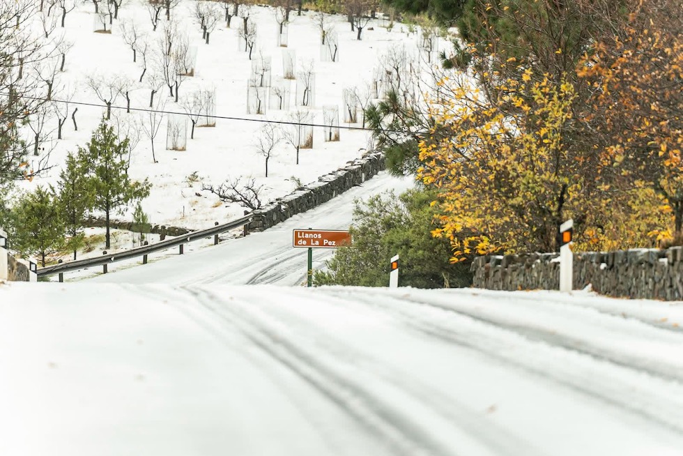 Canarias levanta alertas por nieve y viento mientras el oleaje mantiene la precaución en la costa