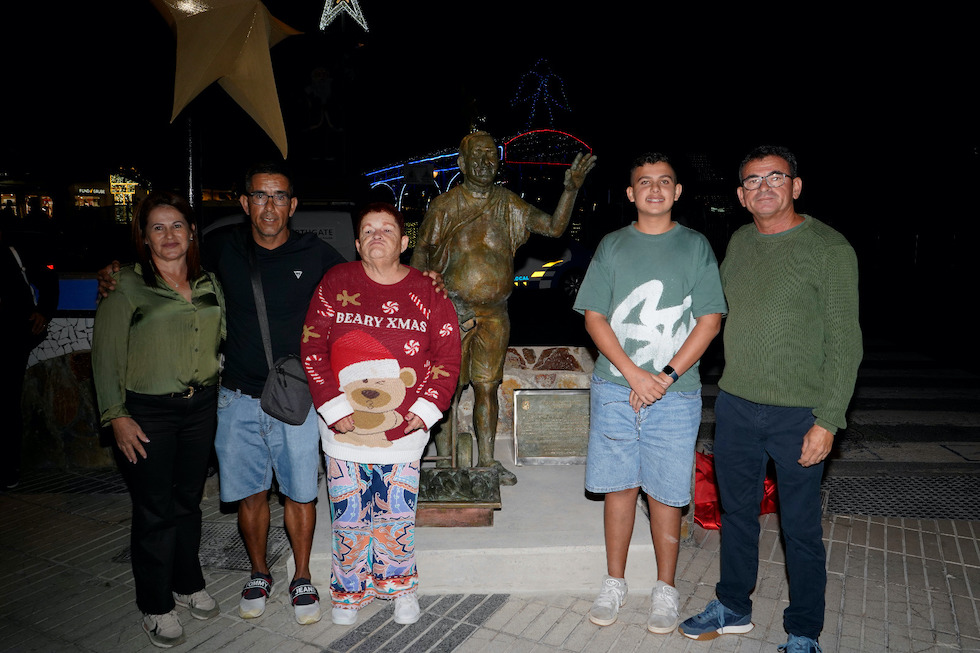 Familiares con la escultura | Maspalomas Ahora