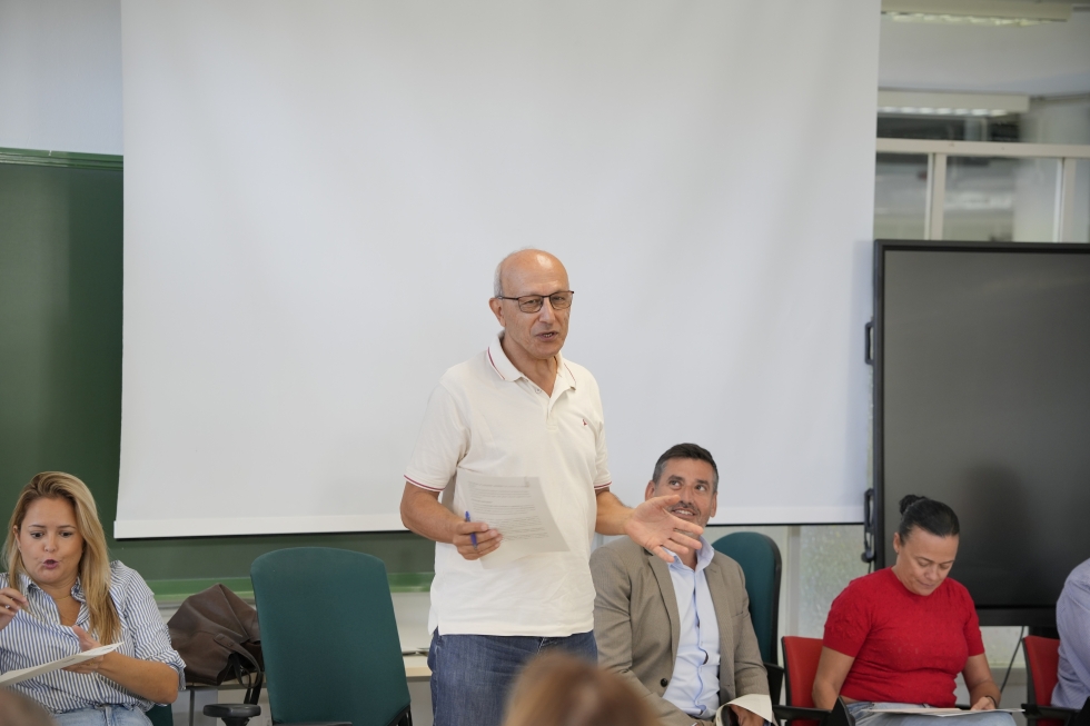 Psicólogo municipal durante la reunión escolar | Maspalomas Ahora