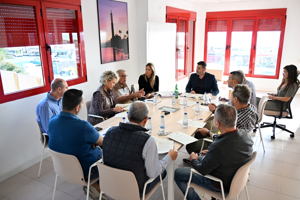 El Consejo Sectorial de Playas avala la gestión indirecta de hamacas y sombrillas