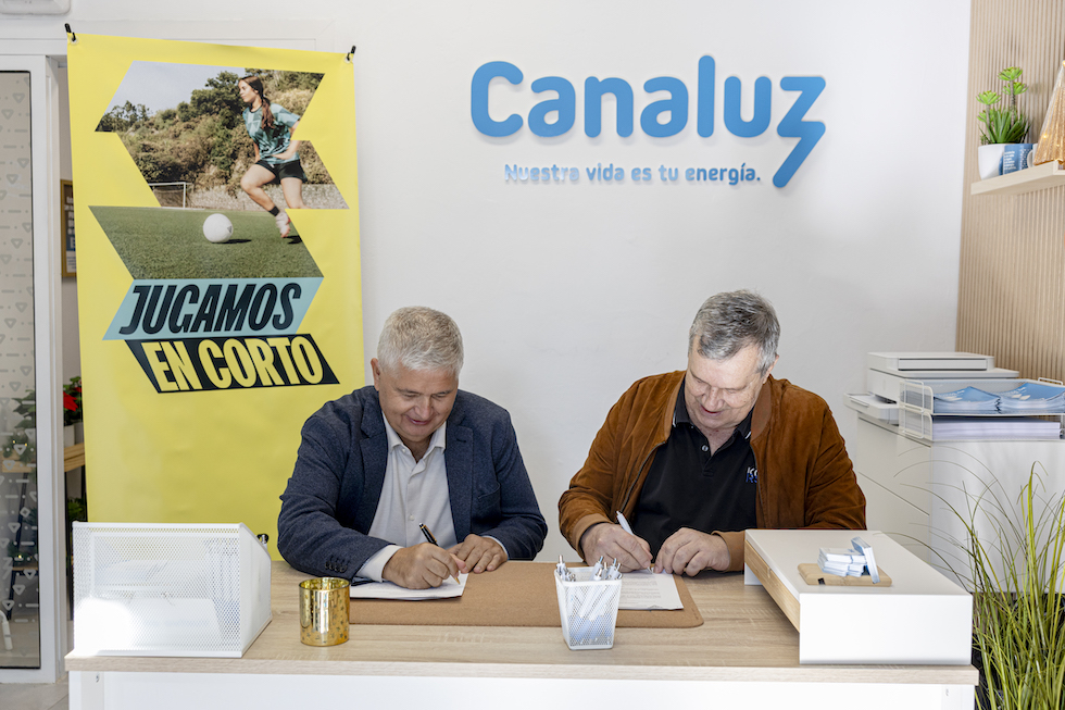 El presidente de la Federación Interinsular de Fútbol de Las Palmas, José Juan Arencibia Alemán y el director general de Canaluz, Lorenzo Muñoz Cerdeña. | Foto: MARCOS DE RADA